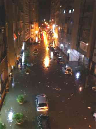 Rua do bairro Flamengo ficou alagada depois de temporal(foto: Mariane Quintela /Divulgao)