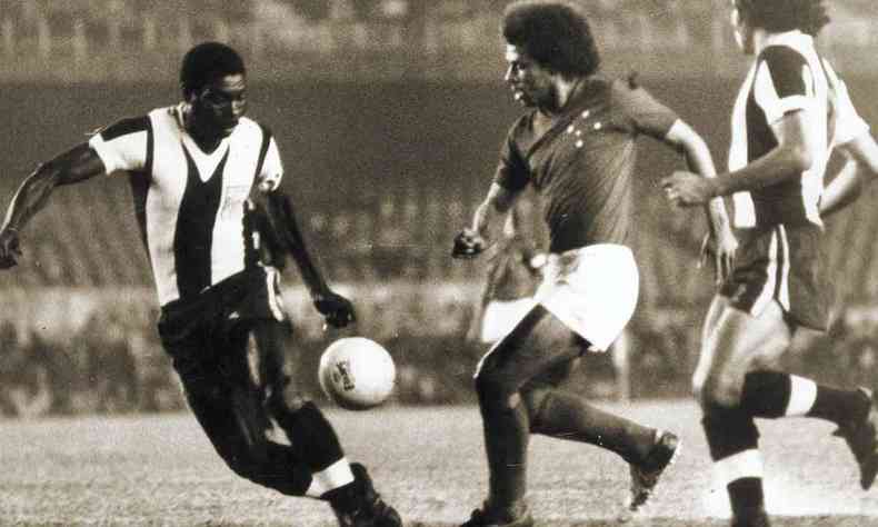 Roberto Batata em jogo contra o Alianza do Peru, na Libertadores de 1976. Jogo vencido pela equipe celeste por 7 a 1