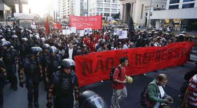Polcia cerca grupo de manifestantes e impede prosseguimento de protesto nas ruas de So Paulo(foto: Miguel SCHINCARIOL/AFP)