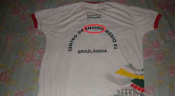Camisa entregue no Centro de Ensino Mdio 01 de Brazlndia com erro ortogrfico (foto: Reproduo Internet / www.facebook.com/taynara.santos.92)