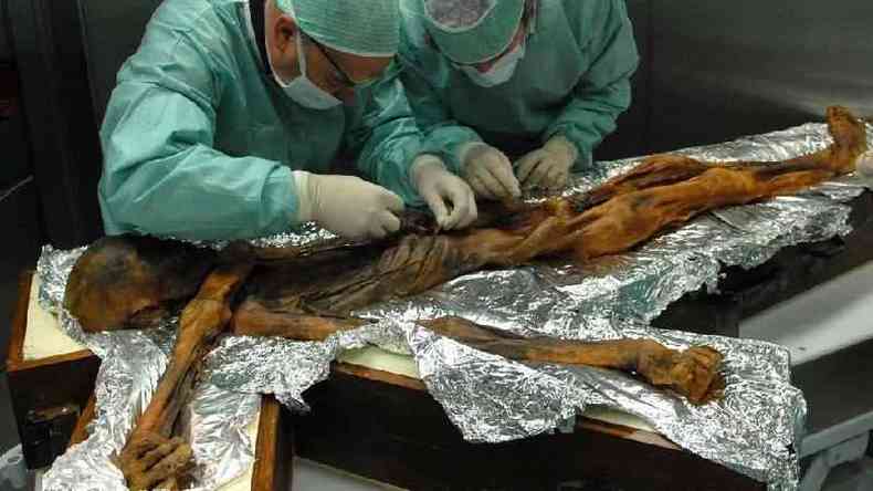 Cientistas analisando os restos de Ötzi, o 'homem de gelo'