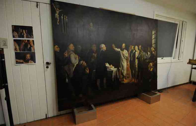 Com 3,35m por 2,45m, o quadro estava ontem no anexo do museu e ser exposto na Sala da Inconfidncia Mineira a partir de sexta-feira(foto: Tlio Santos/EM/D.A Press)