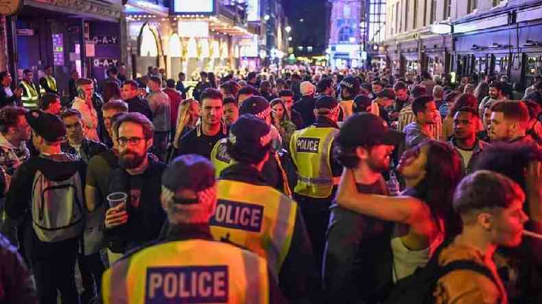 Reabertura de bares atraiu uma multido no Soho, no centro de Londres(foto: Getty Images)