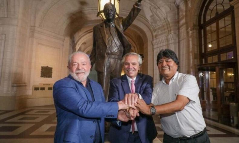 Lula, o presidente da Argentina, Alberto Fernndez, e o ex-presidente da Bolvia Evo Morales, unem as mos. Os trs participaram de um evento cultural em Buenos Aires nesta segunda-feira (23/01).