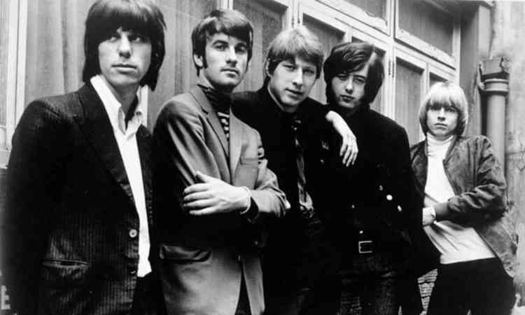 Foto em preto e branco da banda Yardbirds, com Jeff Beck, Chris Dreja, Jim McCarty, Jimmy Page e Keith Relf 