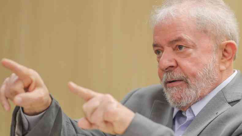 Lula de terno cinza apontando os dedos para frente