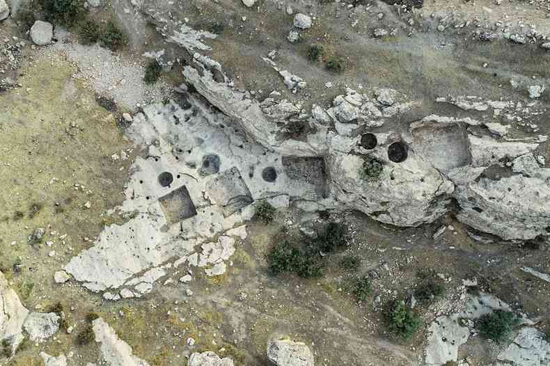 Foram descobertos os restos de 'uma oficina de vinho de tamanho industrial' construda no sculo 7 aC