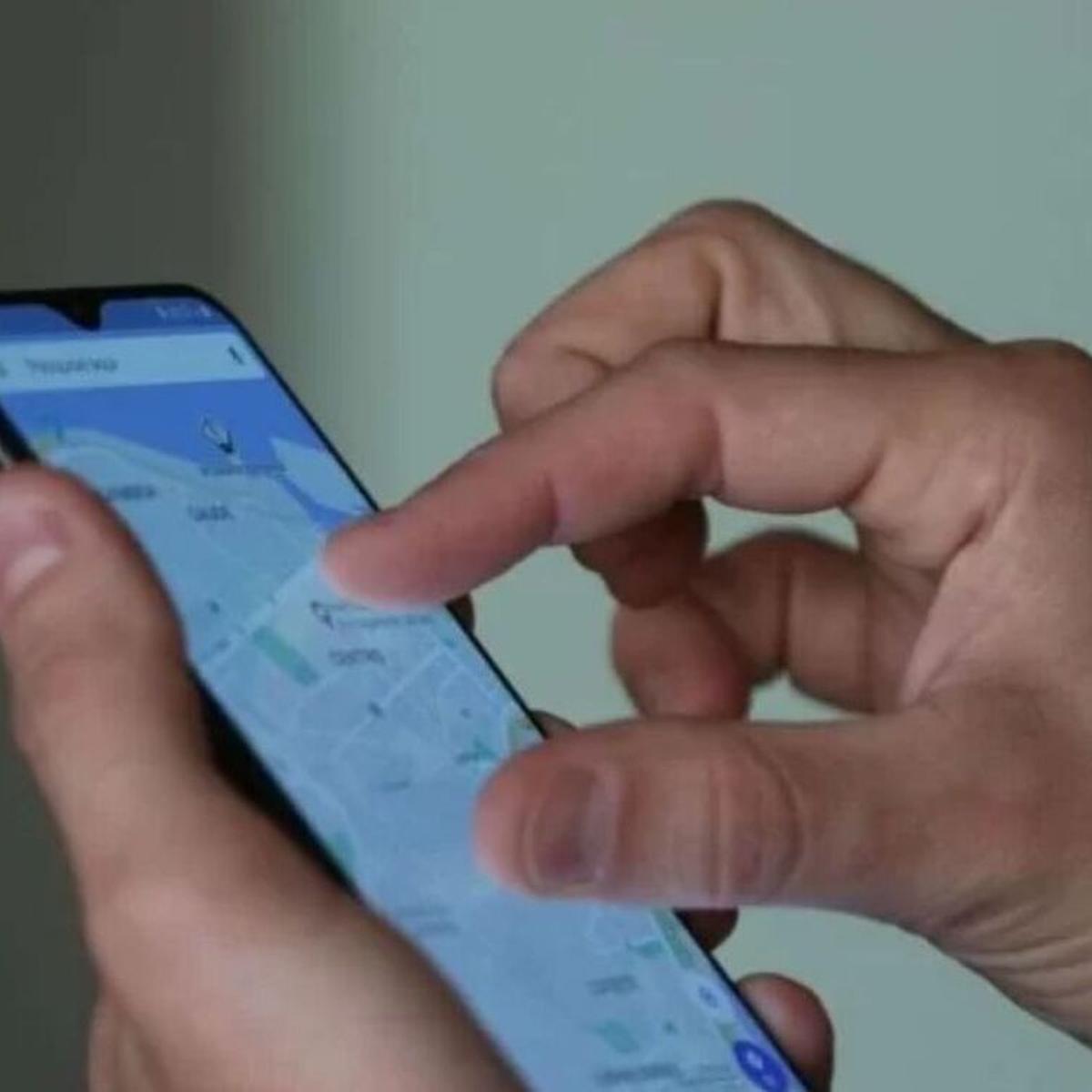 Homem mexendo no celular