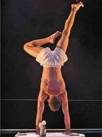 Lucas Castro,  artista profissional de circo
