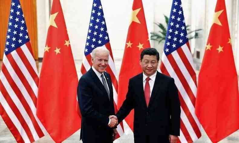 Joe Biden quando era vice-presidente cumprimentou Xi Jinping quando visitou Pequim, em 2013(foto: POOL New/ REUTERS / 4-11-2013)