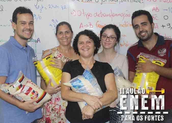 Os professores Renato e Celso fazendo a entrega para a Associao de Cegos Santa Luzia: duas toneladas de doaes para instituies de caridade.(foto: Percurso)