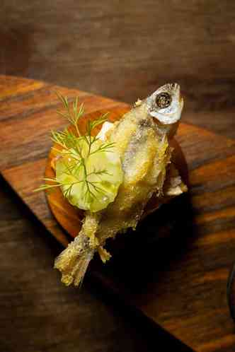 lambari frito broa coalhada com misso menu degustacao milagre dos peixes birosca