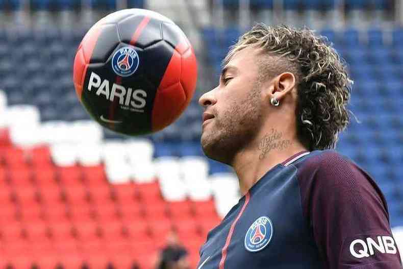 No mercado do futebol, a ida de Neymar para o PSG colocou todos os holofotes sobre ele(foto: PHILIPPE LOPEZ/AFP )