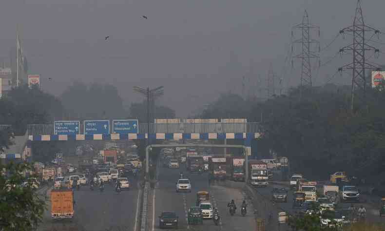 foto mostra o cu de Nova Dlhi, na ndia, coberto de espessa fumaa e uma longa avenida repleta de carros