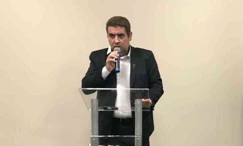 Recuo do prefeito Marcos Vincius da Silva Bizarro ocorreu depois que vereadores enviaram documento ao Ministrio Pblico(foto: Divulgao/Prefeitura de Coronel Fabriciano)