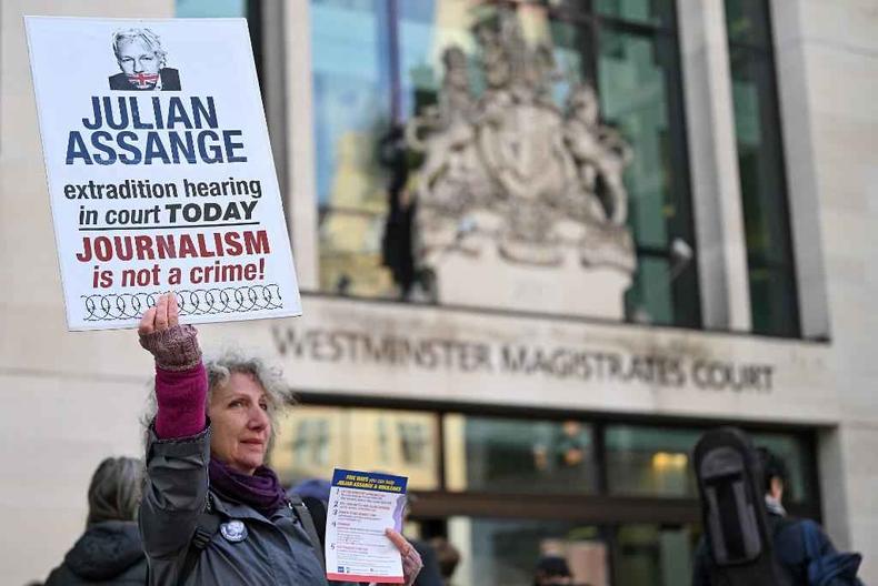 manifestante protesta em frente ao prdio da Justia em Londres