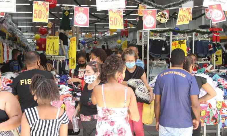 Movimento de pessoas no comrcio de Belo Horizonte nas vsperas do Natal. Para 62,5% dos lojistas, as vendas ficaram dentro das expectativas(foto: Edesio Ferreira/EM/D.A Press)
