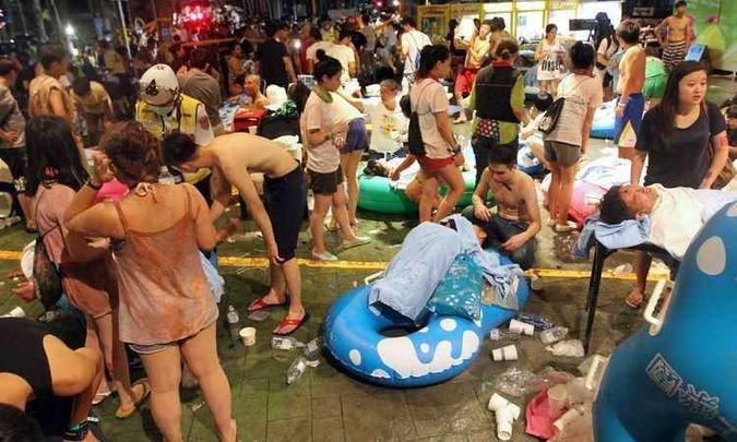 Imagens de televis�o mostraram o palco em chamas e pessoas correndo, algumas delas em trajes de banho e cobertas de um p� colorido(foto: AFP PHOTO / STR )