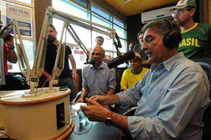 Pimentel na Rdio Favela, domingo. Ontem ele pediu votos pelo Twitter(foto: Gladyston Rodrigues/EM/D.A Press)