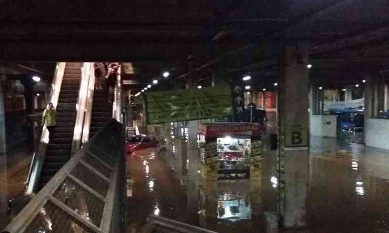 A Estao Vilarinho ficou inundada com o temporal da noite de quinta-feira(foto: Cristiane Silva/EM)