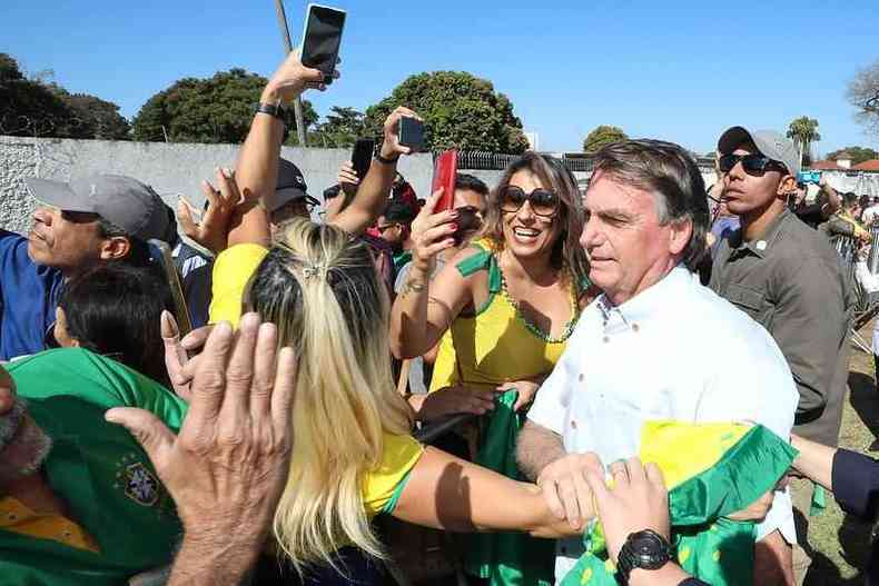  Presidente da República Jair Bolsonaro cumprimenta os populares em sua chegada