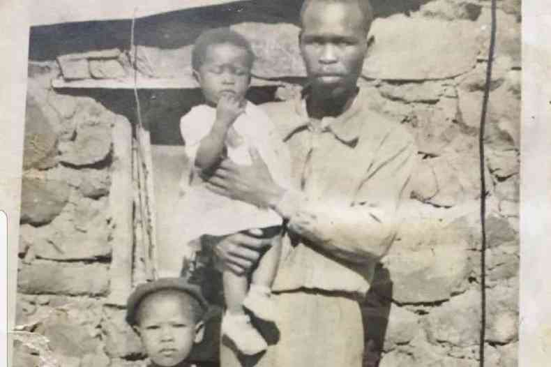 Agnes e seu pai, com sua irm mais nova no colo, em frente  casa onde ela nasceu