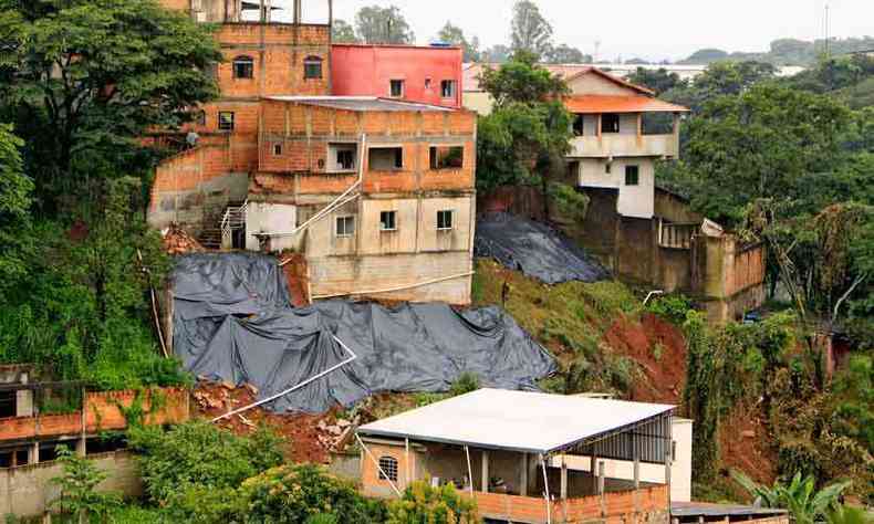 rea de risco de desmoronamento na Regio do Barreiro(foto: Edsio Ferreira/EM/D.A Press)