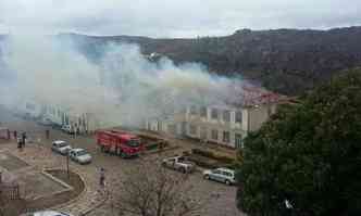 O fogo assustou vizinhos, mas foi rapidamente controlado pelos bombeiros(foto: Divulgao/PMMG)