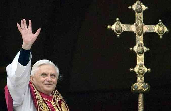 Joseph Ratzinger, o papa Bento XVI , anunciou nesta segunda-feira que vai renunciar (foto: AFP Photo/Patrick Hertzog)
