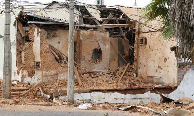 Sede da empresa de valores de Uberaba destruída durante assalto no dia 6: polícia ainda procura parte dos integrantes da quadrilha(foto: Sérgio Teixeira/Polícia Militar) Sede da empresa de valores de Uberaba destruída durante assalto no dia 6: polícia ainda procura parte dos integrantes da quadrilha(foto: Sérgio Teixeira/Polícia Militar)