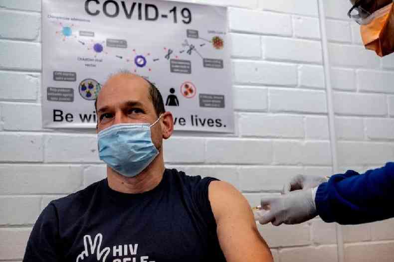 Dezenas de grupos de pesquisa realizam estudos para desenvolver uma vacina. Esta foto foi tirada na frica do Sul, onde est sendo realizado um ensaio clnico(foto: Getty Images)