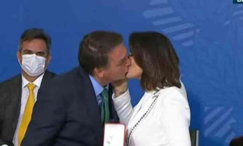 Michelle Bolsonaro recebe medalha de Jair Bolsonaro(foto: TV BRASIL/Reproduo)