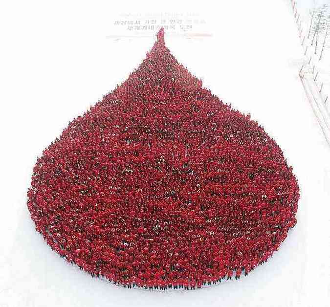 Pelo menos 3 mil estudantes da Universidade Baekseok, na Coreia do Sul, formaram uma gota de sangue em uma estao de esqui em Pyeongchang, cerca de 180 km de Seul . A inteno dos estudantes  incentivar a doao de sangue e ser reconhecida como a 