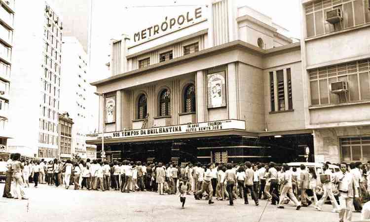 Fila em frente ao Cine Metrpole durante exibio de 'Grease: Nos tempos da brilhantina', em 1978