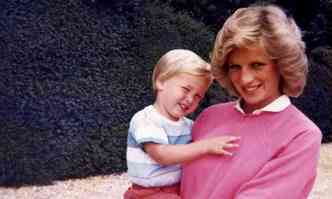 Foto do lbum da famlia mostra a princesa Diana com seu prncipe William durante a gravidez do prncipe Harry em um local no revelado(foto: AFP)