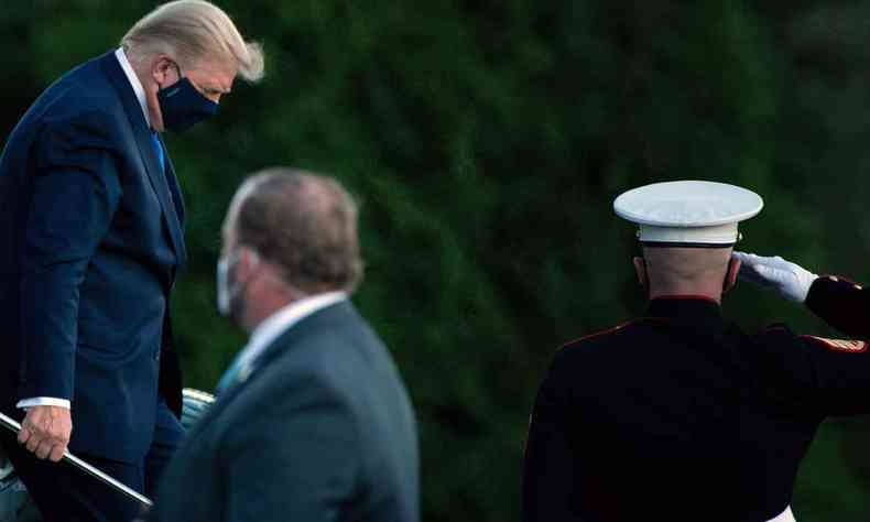 Acometido pela COVID-19, presidente estadunidense est hospitalizado.(foto: AFP / Brendan Smialowski)