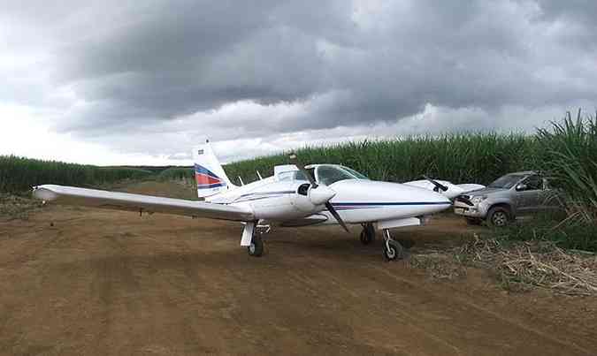 Avio interceptado pela PF transportava quase 500 quilos de cocana(foto: Divulgao/Polcia Federal)