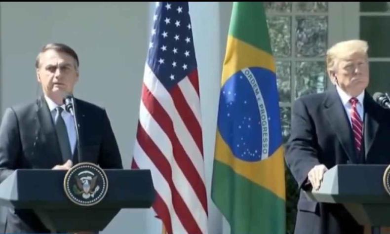 Enquanto o presidente Lula recebe Nicolás Maduro, Bolsonaro posta vídeo com Donald Trump no qual critica Venezuela (foto: Reprodução/Instagram) Jair Bolsonaro e Donald Trump em púlpitos com o emblema estadunidense com as bandeiras do Brasil e EUA ao fundo