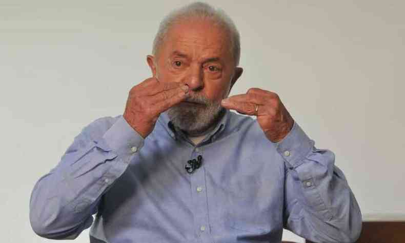 Lula gesticula ao falar