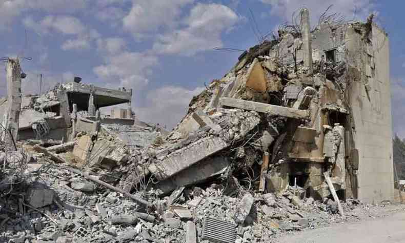 Imagem mostra destruio provocada por ataque dos EUA e seus aliados a alvos srios(foto: AFP)