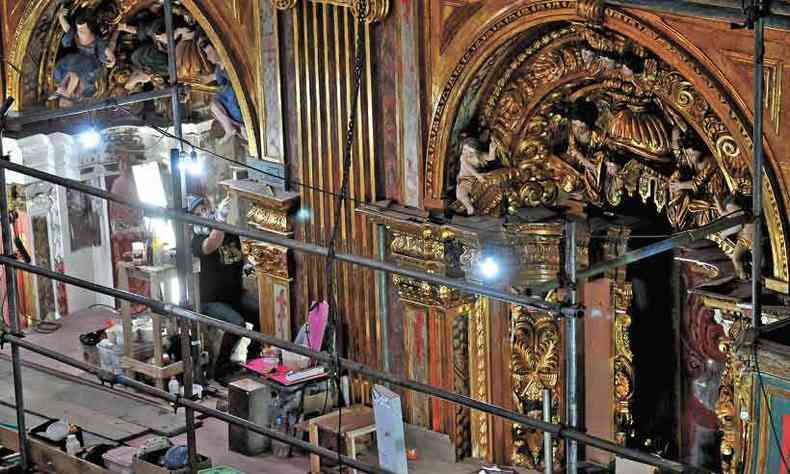 Interior e fachada (abaixo) do Santurio Nossa Senhora da Conceio: templo tambm passa por obras de restaurao 