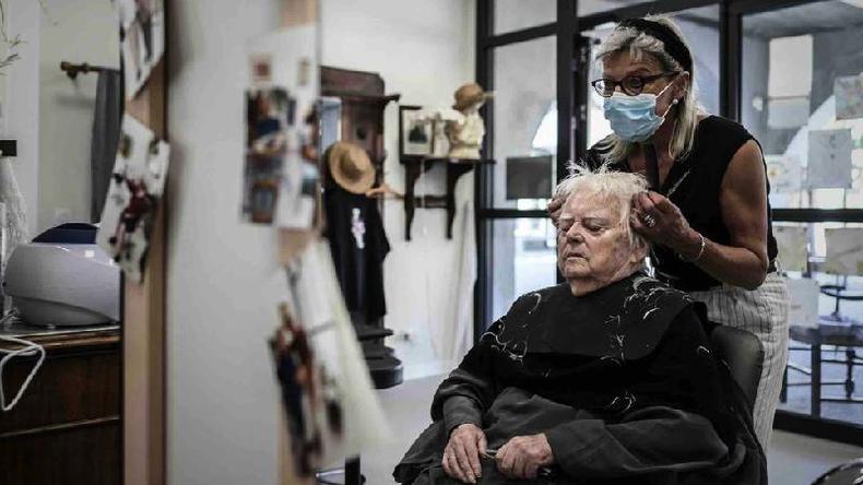 Paciente com Alzheimer corta o cabelo na aldeia Landais Alzheimer, local para pacientes com Alzheimer em Dax, sudoeste da Frana