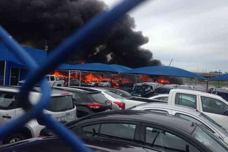 O incndio foi prximo ao Aeroporto de Cumbica, que no teve qualquer alterao no funcionamento. (foto: Reproduo/WhatsApp)