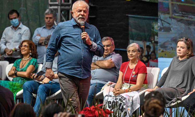 O presidente eleito Lula durante encontro com catadores na capital paulista(foto: Nelson Almeida/AFP) O presidente eleito Lula durante encontro com catadores na capital paulista