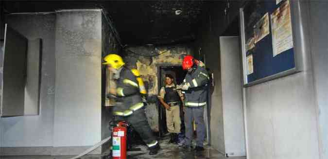 As chamas chegaram a destruir documentos, mveis e computadores(foto: Maria Tereza Correia/EM/D.A.Press)