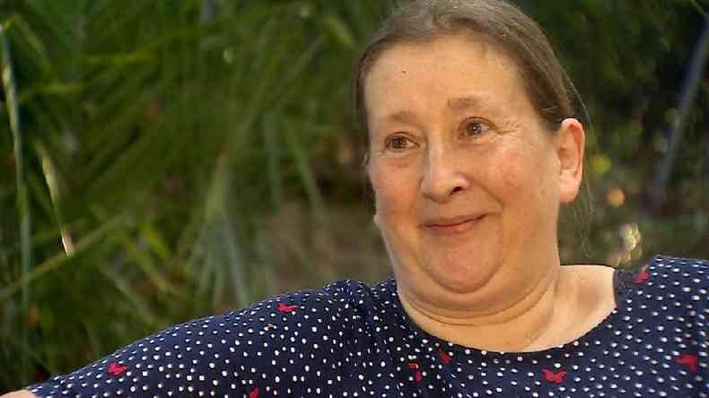 'Eu apenas senti que era a coisa certa a fazer', diz Ann Kitchen, a primeira pessoa a receber o tratamento no pas(foto: BBC)