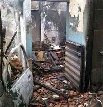 O fogo destruiu uma viaturas, eletrnicos e mveis(foto: Polcia Militar/Divulgao)