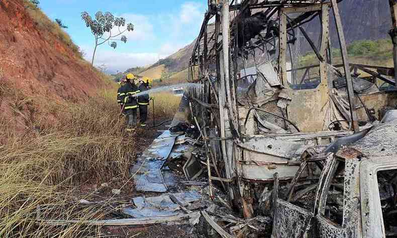 Veculos foram completamente destrudos pelas chamas(foto: Corpo de Bombeiros/Divulgao)