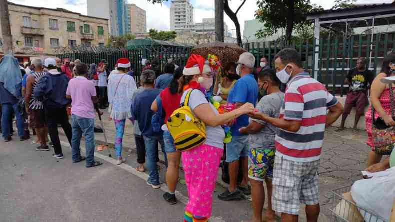 Fila do Restaurante Popular, no Centro de BH, para o tradicional almoo de Natal