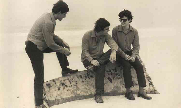Msicos do Terra Trio na praia